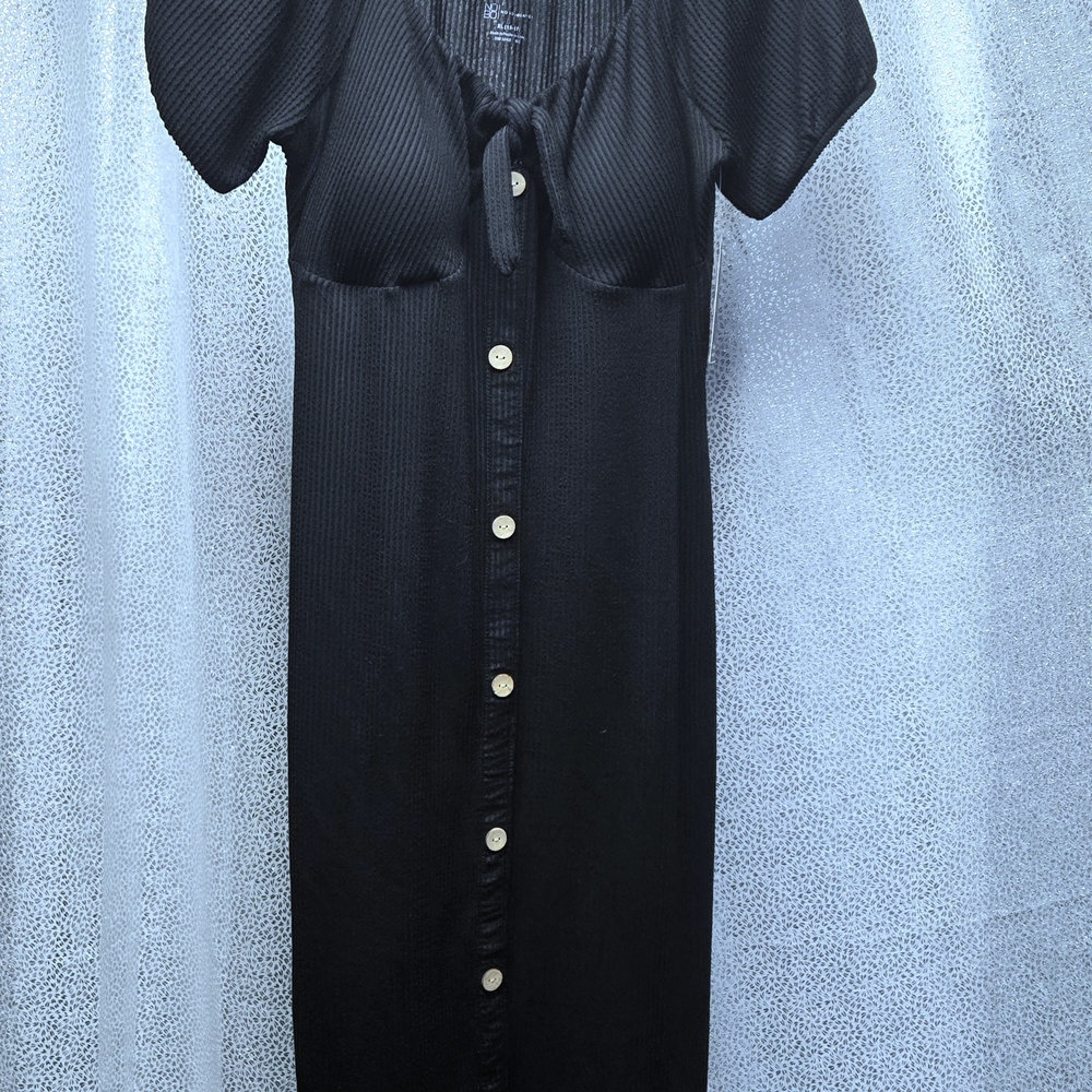Elegant Black Midi Dress with Scoop Neck and Puff Sleeves - Picture 9 of 10